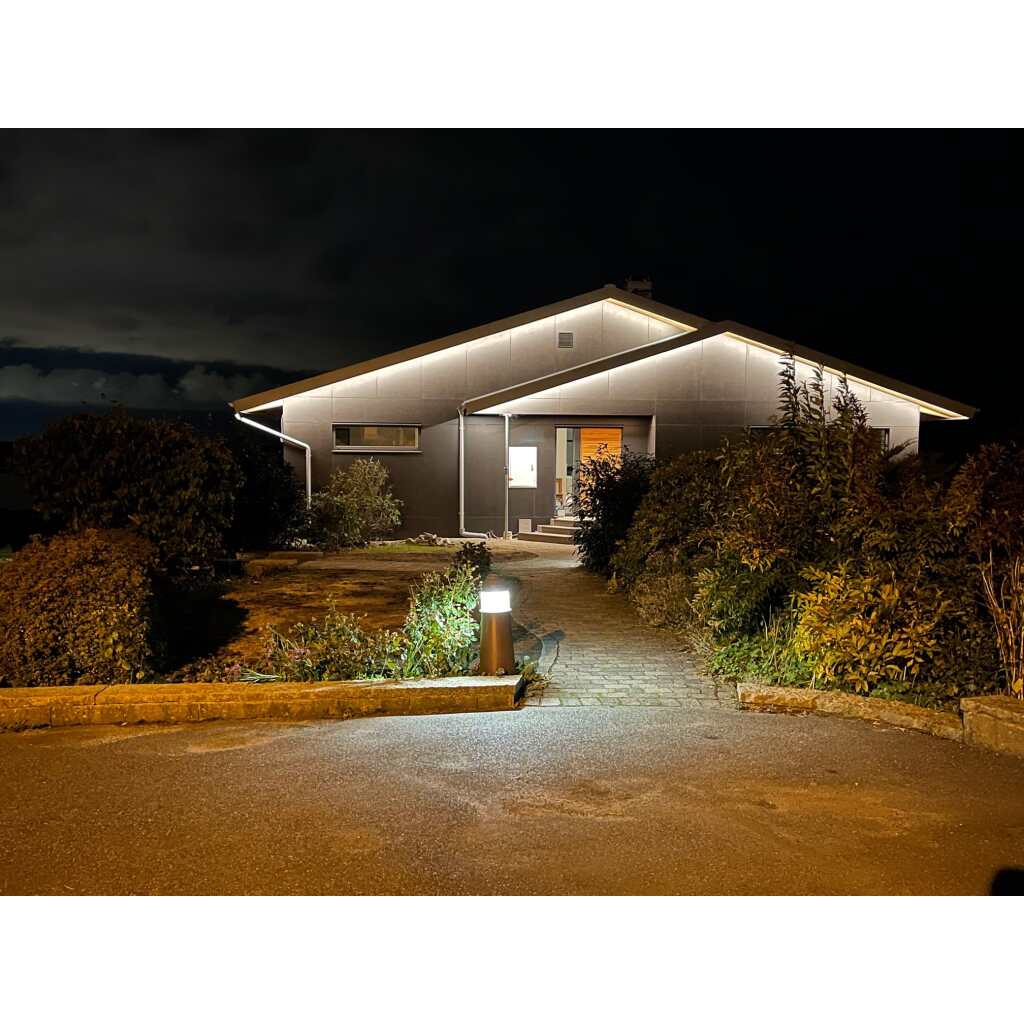 Europaljus - Ett hus lyser upp på natten med LEDSTRIP 230V Midlum 7w/lpm 2700K IP65.
