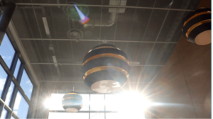 Europaljus - Europaljussolen skiner genom fönstren.