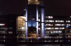 Europaljus - En kontorsbyggnad upplyst av Europaljus på natten.