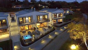Europaljus - En flygfoto över ett hus på natten