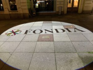 Europaljus - En bild av en byggnad med ordet fondia på