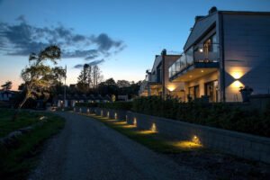 Europaljus - Ett hus lyser upp i skymningen