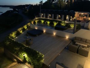 Europaljus - En flygfoto över ett hus med en pool på natten