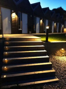 Europaljus - Trappsteg som leder upp till en trästuga på natten