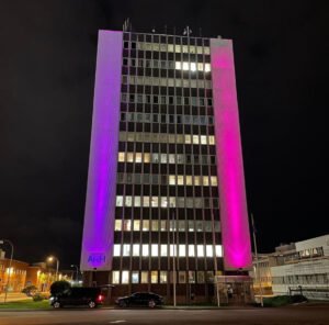 Europaljus - En hög byggnad lyste upp i rosa och lila