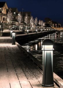 Europaljus - En brygga lyser upp på natten med lampor på den