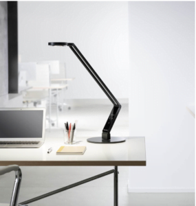 Europaljus - En skrivbordslampa med en bärbar dator på