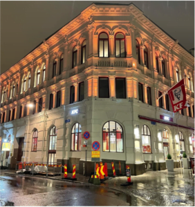 Europaljus - En byggnad lyser upp på natten i en stad