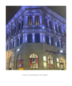 Europaljus - En byggnad som lyser upp på natten med blått ljus