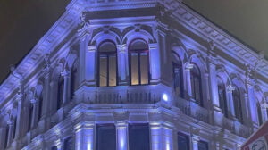 Europaljus - En byggnad lyser upp med blått ljus på natten