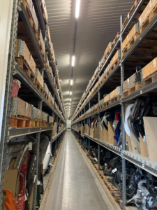 Europaljus - Ett stort lager med hyllor fulla av motorcykeldelar