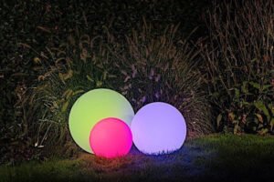 Europaljus - Tre färgglada upplysta bollar i gräset