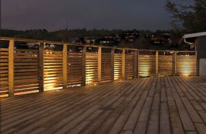 Europaljus - Ett trädäck lyser upp på natten