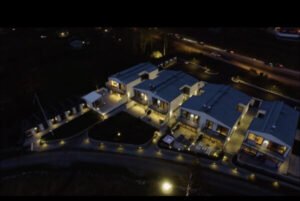 Europaljus - En nattlig flygbild av ett hus i Stenungsunds Samfällighet.