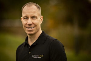 Europaljus - Fredrik i svart polo ler mot kameran