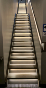 Europaljus - En trappa som är upplyst med LED-ljus i Europaljusstil.