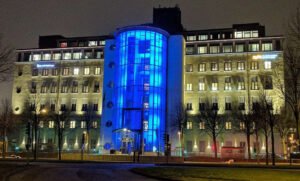 Europaljus - En byggnad med blått ljus