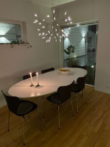 Europaljus - En matsal med trägolv upplyst av takbelysning