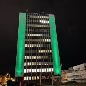 Europaljus - En byggnad upplyst i grönt på natten, Europaljus.