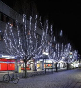 Europaljus - En gata med träd upplyst med små ledlampor