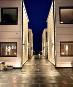 Europaljus - En gångväg som leder till en rad hus på natten