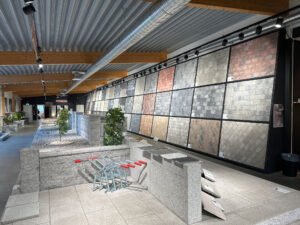 Euopaljus - Ett showroom med mycket kakel på displayen, framhävt av stark europeisk belysning.