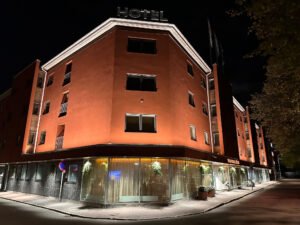 Euopaljus - Hotellet lyser upp på natten med Europaljus, vilket skapar en fantastisk atmosfär.