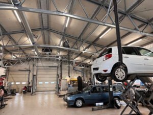 Europaljus - En bil arbetar på i ett garage upplyst med ledlysrör