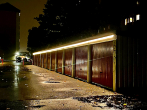 Europaljus - En rad garage på natten upplyst av belysning från Europaljus.