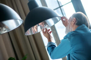 Euopaljus - En man med skägg tittar på en armatur