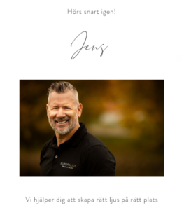 Europaljus - En leende man med skägg, poserar för ett porträtt utomhus med höstiga färger i bakgrunden och ljusskenor är grejen, ovanför en handskriven signatur "jens" och svensk text