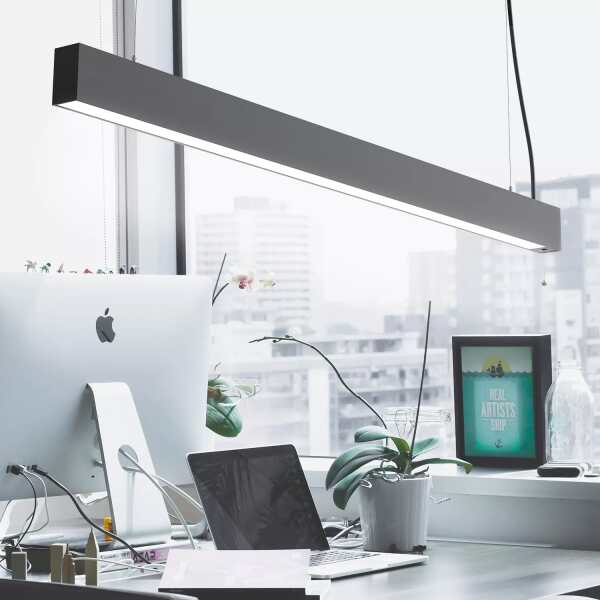 Europaljus - Ett skrivbord med en Skrivbordspendel Benu 3000k up/ner Vit-dragbrytare hängande över den