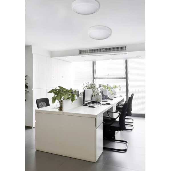 Europaljus - Ett vitt och svart kontor med Plafond Lumina 14w 3000K 350 IP44 IK10 1364lm on/off galv sensordim 100-10-0% och skrivbord