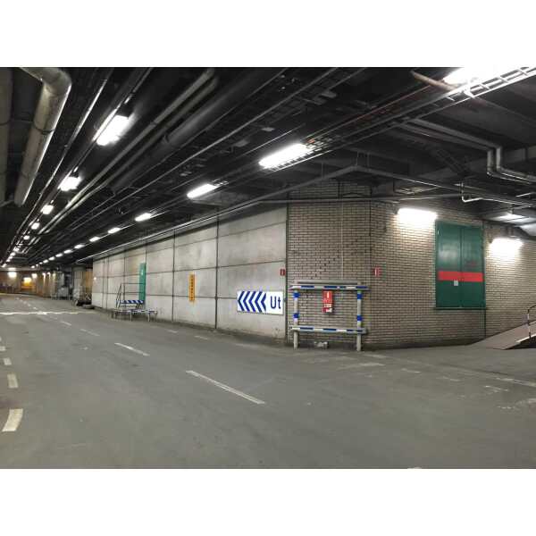 Europaljus - Ett tomt underjordiskt parkeringsgarage med T8 LED Lysrör PRO 1200 18W 4000K 2700lm 166lm/w lampor